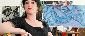 Jeanne in ihrem von Bildern gefüllten Atelier in Potsdams barocker Innenstadt.
