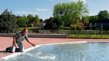 Wassertest: Hausmeister Herbert Körner planscht im neuen Planschbecken des Kleinmachnower Freibades Kiebitzberge. Bis zur Eröffnung der neuen Badesaison am 1. Mai soll die Wassertemperatur in den insgesamt drei Becken noch auf 20 Grad aufgeheizt werden.