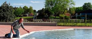 Wassertest: Hausmeister Herbert Körner planscht im neuen Planschbecken des Kleinmachnower Freibades Kiebitzberge. Bis zur Eröffnung der neuen Badesaison am 1. Mai soll die Wassertemperatur in den insgesamt drei Becken noch auf 20 Grad aufgeheizt werden.