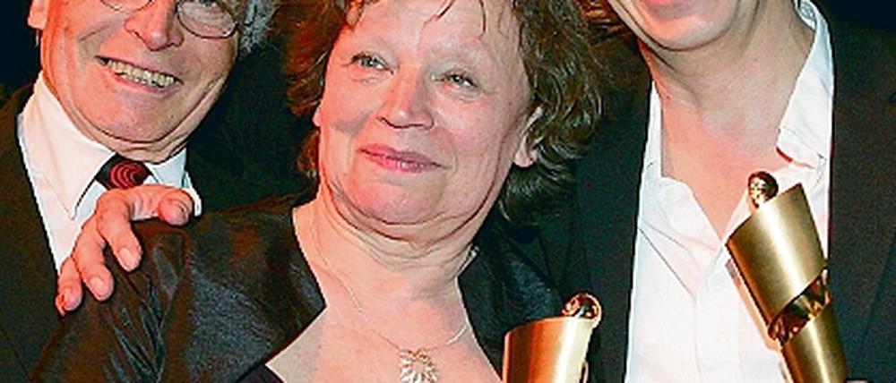 So sehen Sieger aus. Drei Lolas gab es für Wolke 9: Neben Schauspieler Horst Westphal, Produzent Peter Rommel, Ursula Werner und Andreas Dresen (großes Bild, v.l.) waren auch Szenenbildnerin Susanne Hopf und Kostümbildnerin Sabine Greunig (Bild Mitte, v.l.) gekommen. Andreas Schmidt (unten) wurde Bester Nebendarsteller. Filmparkchef Friedhelm Schatz diskutierte mit dem Babelsberger X-Filme-Produzentenpaar Manuela Stehr und Stefan Arndt (oben, v.l.) die Lola-Chancen für die Metropolis-Halle.