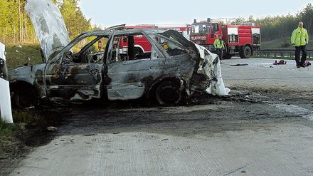 Das ausgebrannte Fahrzeugwrack des Unalls bei Teupitz.