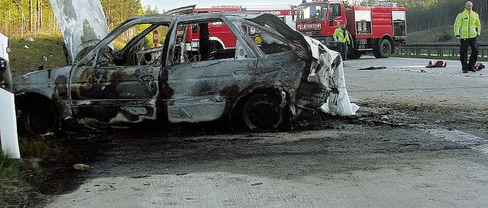 Das ausgebrannte Fahrzeugwrack des Unalls bei Teupitz.