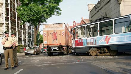 Polizisten sicherten den Unfallort. Gestern ist vor dem Nauener Tor eine Straßenbahn in ein Lkw-Gespann gefahren. Es gab mehrere Leichtverletzte.