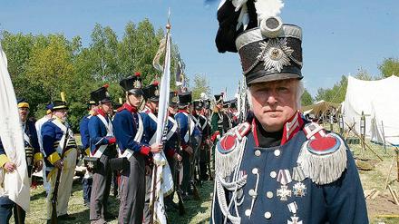 An den Beginn der Befreiungskriege gegen Napoleon vor 200 Jahren wurde am Wochenende in Geltow erinnert. Zu den Initiatoren der Zeitreise gehörte der Historiker Frank Bauer hier in historischer Uniform.