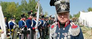 An den Beginn der Befreiungskriege gegen Napoleon vor 200 Jahren wurde am Wochenende in Geltow erinnert. Zu den Initiatoren der Zeitreise gehörte der Historiker Frank Bauer hier in historischer Uniform.