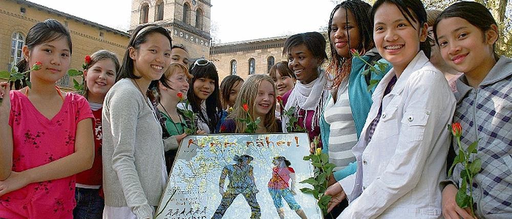 Patinnen gesucht: Vor dem Besuch der Friedenskirche präsentieren die Mädchen ihr Plakat, mit dem sie an Schulen werben.
