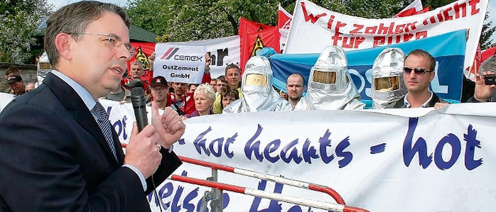 Haben Angst um ihre Arbeitsplätze. Rund 500 Beschäftigte des Eisenhüttenstädter ArcelorMittal-Werks und Mitarbeiter mehrere Zulieferbetriebe ließen in Werder gestern ihrem Ärger freien Lauf. Vor dem Tagungshotel Resort Schwielowsee, wo die 11. Brandenburger Unternehmertage stattfanden, forderten sie mehr Unterstützung seitens der Politik.