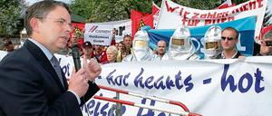 Haben Angst um ihre Arbeitsplätze. Rund 500 Beschäftigte des Eisenhüttenstädter ArcelorMittal-Werks und Mitarbeiter mehrere Zulieferbetriebe ließen in Werder gestern ihrem Ärger freien Lauf. Vor dem Tagungshotel Resort Schwielowsee, wo die 11. Brandenburger Unternehmertage stattfanden, forderten sie mehr Unterstützung seitens der Politik.