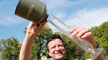 Kein einziger Tropfen: Meteorologe Ralf Schmidt, Leiter der Potsdamer Säkularstation, ermittelt die Niederschlagsmenge des gestrigen Tages. Die Station auf dem Telegrafenberg setzt die längste ununterbrochene Messdatenreihe der Welt fort.