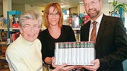 Buchpaten: Helga Kinzel (l.) und Uwe Dinjus mit Birgit Mücke.