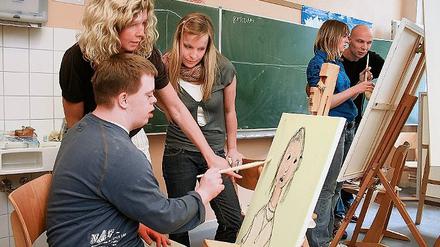 Malunterricht mit einem Profi. Comenius-Schüler wie Carl (l.) nahmen die Tipps von Dirk Krechting (r.) dankend auf. Der Künstler will die Bilder der Kinder für ein neues Werk nutzen, das bald im Walhalla zu sehen sein, sagte Chefin Beate Fernengel (2.v.l.).