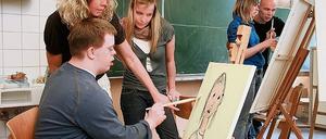 Malunterricht mit einem Profi. Comenius-Schüler wie Carl (l.) nahmen die Tipps von Dirk Krechting (r.) dankend auf. Der Künstler will die Bilder der Kinder für ein neues Werk nutzen, das bald im Walhalla zu sehen sein, sagte Chefin Beate Fernengel (2.v.l.).