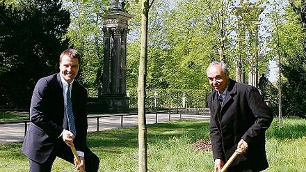 Jörg R. Lammersen und Jörg Wacker bei der Pflanzung einer Linde.