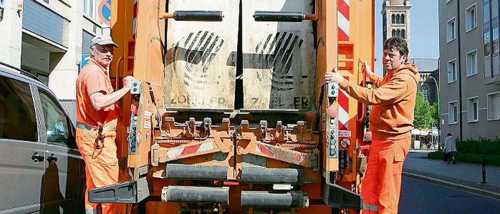Gegen Reste. Wolfgang Bölke (r.) ist einer von 25 Potsdamer Müllmännern. In Drewitz laden sie den Abfall ab. (