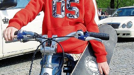Zweifach mobil: Gregor (11 ) fährt Fahrrad und Skateboard.