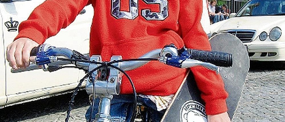Zweifach mobil: Gregor (11 ) fährt Fahrrad und Skateboard.