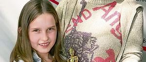 Oscarglanz. Sonja B. Zimmer mit ihrer Tochter Clara und dem Oscar 2008 für Die Fälscher. Zimmer ist Koproduzentin des Kinderfilms Hexe Lilli, der für die diesjährige Lola nominiert ist. Der Filmpreis wird morgen in Berlin verliehen.