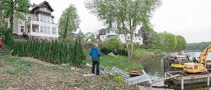 Grüne Grenze. 20 Jahre nach dem Mauerfall haben einige Eigentümer den Uferweg am Griebnitzsee wieder geschlossen. Mit Baggern und vom Wasser aus hat ein Eigentümer seinen Garten bis zum See erweitert, den Uferweg beseitigt und Gras gesät. Oberbürgermeister Jakobs besichtigte das Geschehen vom Wasser aus.