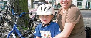 Radfahrer in Potsdam: Ulrike Wartemann und Sohn Paul.