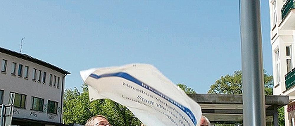 Gemeinsam enthüllten Bürgermeister Große, Natalja Mukstadt und Havelbus-Chef Schäfer die Info-Tafel.