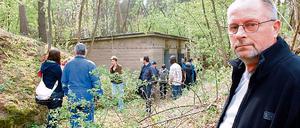 Für ein angemessenes Gedenken an die Opfer des Außenlagers setzt sich auch Schliebens stellvertretender Bürgermeister Uwe Dannhauer (parteilos für die Linke) ein. Rund 40 Prozent der Anlage sind noch heute erhalten. Den Gästen zeigt Dannhauer die Bunker, in den die Häftlinge die Chemikalien und Teile für die Panzerfaust-Herstellung lagern mussten.