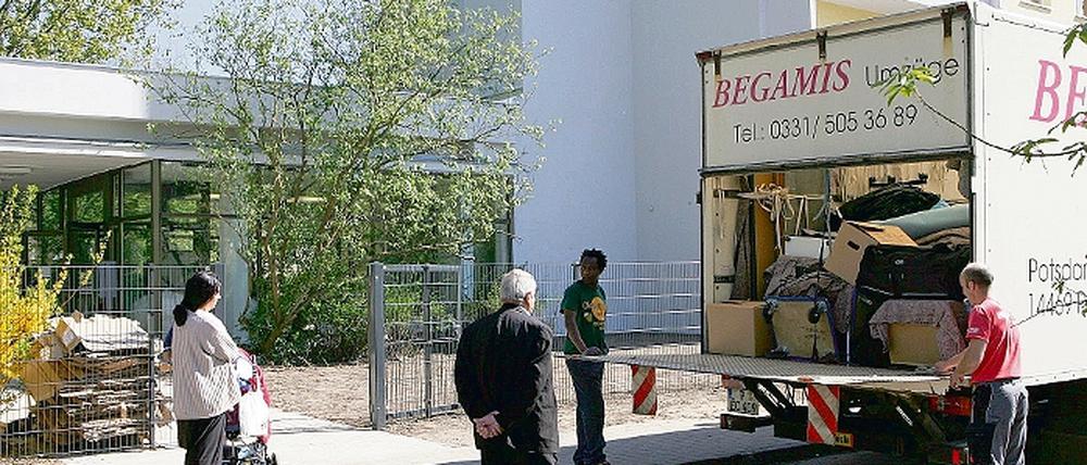 Umzug für 150 Menschen. Eine Woche lang wird der Lkw zwischen altem und neuem Flüchtlingsheim pendeln.