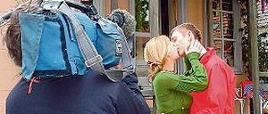 Ein Kuss für die Kamera: Theresa Scholze und Eric Mayer.