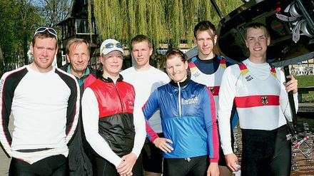 Nach 15 Kilometern Training. Coach Bernd Landvoigt (oben 2. v. l.) mit seinen Schützlingen Clemens Wenzel, Stephanie Schiller, Dirk Thiele, Christiane Huth, Sebastian Mager und Hans Gruhne (oben von links). Juliane Domscheit (unten links) will trotz Abi-Stresses am Wochenende ganz vorn mitrudern, Quereinsteigerin Annika Weiße (unten rechts) vielleicht eine Überraschung landen.