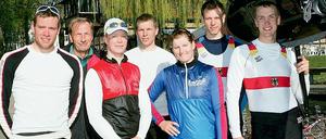 Nach 15 Kilometern Training. Coach Bernd Landvoigt (oben 2. v. l.) mit seinen Schützlingen Clemens Wenzel, Stephanie Schiller, Dirk Thiele, Christiane Huth, Sebastian Mager und Hans Gruhne (oben von links). Juliane Domscheit (unten links) will trotz Abi-Stresses am Wochenende ganz vorn mitrudern, Quereinsteigerin Annika Weiße (unten rechts) vielleicht eine Überraschung landen.