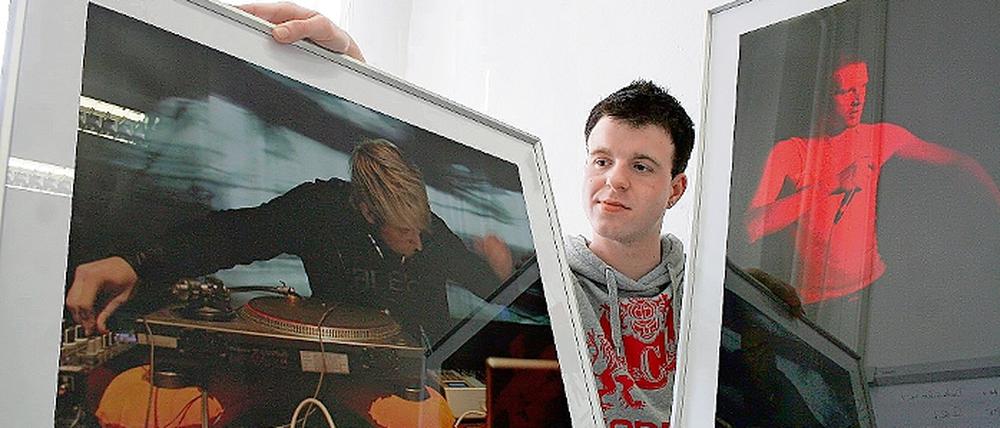 Jugend im Blick. Andreas Lehmann fotografierte erst Züge, dann Menschen auf Partys und später brennende Häuser für Zeitungen. Und immer wieder Freunde. Entstanden sind dabei kleine Kunstwerke, die jetzt beim Landesjugendring in der Breiten Straße hängen.