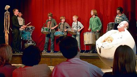 Trommelkunst im Lindenpark: Zur Neueröffnung bot das Kulturzentrum gestern ab 10 Uhr ein vielseitiges Programm. Höhepunkt am Abend war das Auftaktkonzert des Musikprojekts Soundwahl, bei dem sich junge Musiker gegen Rechtsextremismus engagieren.