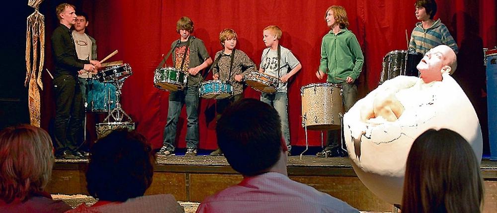 Trommelkunst im Lindenpark: Zur Neueröffnung bot das Kulturzentrum gestern ab 10 Uhr ein vielseitiges Programm. Höhepunkt am Abend war das Auftaktkonzert des Musikprojekts Soundwahl, bei dem sich junge Musiker gegen Rechtsextremismus engagieren.