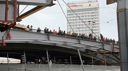 Schwerstarbeit. Am 1. September soll der Verkehr über die neue Trambrücke über die Freundschaftsinsel rollen. Noch fehlt ein Brücken-Mittelstück über die Neue Fahrt. Für die Verlegung der Gleise sind nur drei Monate eingeplant.