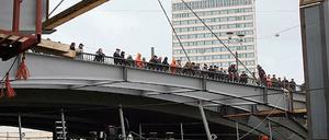 Schwerstarbeit. Am 1. September soll der Verkehr über die neue Trambrücke über die Freundschaftsinsel rollen. Noch fehlt ein Brücken-Mittelstück über die Neue Fahrt. Für die Verlegung der Gleise sind nur drei Monate eingeplant.