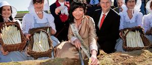 Spruch aus der Furche. Spargelkönigin mit Spargelstange (vorn) und Günter Baaske (hinten rechts).