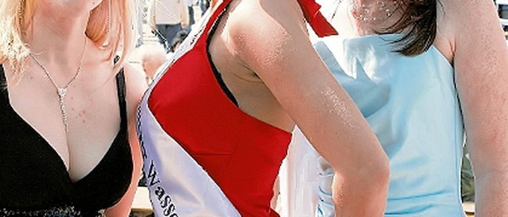 Gewählte Wasserkönigin: Janette Bölke aus Berlin(M.) zwischen den Potsdamerinnen auf dem 2. und 3. Platz, Jessica Fertsch und Franziske Lucas (v.l.).