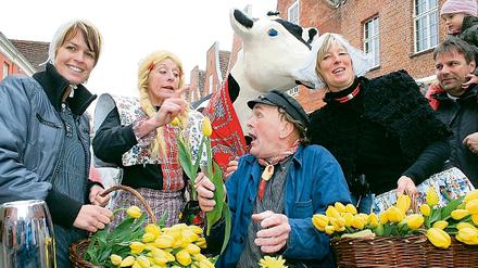 Tante Antje-Haube und eine putzige Sprache. Mit insgesamt 150 Niederländern wurde das Tulpenfest noch holländischer.