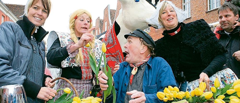 Tante Antje-Haube und eine putzige Sprache. Mit insgesamt 150 Niederländern wurde das Tulpenfest noch holländischer.