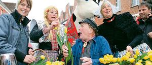Tante Antje-Haube und eine putzige Sprache. Mit insgesamt 150 Niederländern wurde das Tulpenfest noch holländischer.