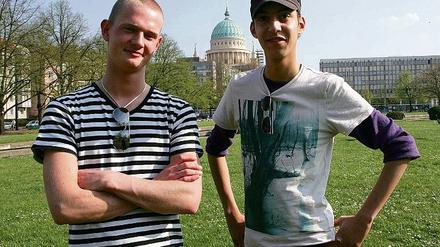 Marcel Vortisch und Raphael Rösner (v.l.n.r.) vom Potsdamer Jugendrat laden für kommenden Donnerstag zu einem Info-Abend in das Studentische Kulturzentrum ein. Gemeinsam soll über die Zukunft der städtischen Jugendkultur diskutiert werden.