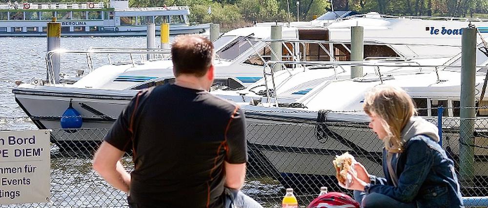 Wohnen auf dem Wasser oder einfach die Natur erleben. Am alten Hafen in Potsdam-West stehen Hausboote, doch die Motorboote und -yachten in den Marinas sind in der Überzahl. Am Wochenende kocht das von Schiffsschrauben durchwühlte Wasser, für Paddler finden sich ruhigere Reviere in den Seitenarmen wie der Nuthe.