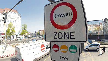 Farbenlehre. Noch sind alle Plaketten in der Umweltzone zugelassen. Zum Jahresbeginn 2010 werden die Verkehrszeichen so verändert, dass freie Fahrt nur noch mit grüner Plakette erlaubt ist. Vor allem Last- und Lieferwagen dürfen dann nicht mehr rein.
