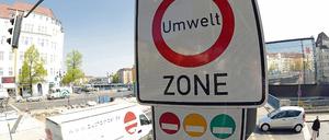 Farbenlehre. Noch sind alle Plaketten in der Umweltzone zugelassen. Zum Jahresbeginn 2010 werden die Verkehrszeichen so verändert, dass freie Fahrt nur noch mit grüner Plakette erlaubt ist. Vor allem Last- und Lieferwagen dürfen dann nicht mehr rein.