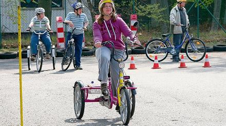 Dreirädrige Velo-Freuden beim ersten Fahrradtraining für Behinderte bei der Verkehrswacht. Gestern wurden die ersten Spezialfahrräder  eine Spende der Stadt  übergeben.