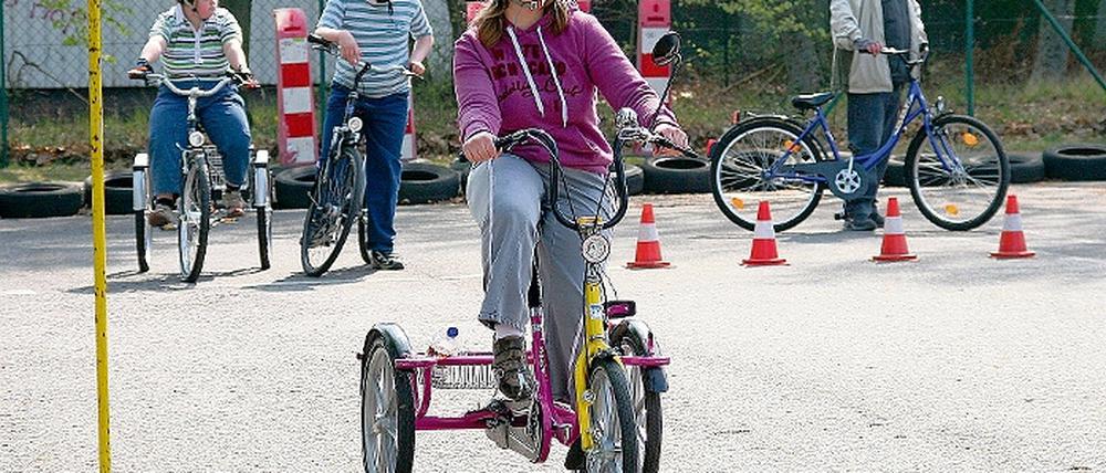 Dreirädrige Velo-Freuden beim ersten Fahrradtraining für Behinderte bei der Verkehrswacht. Gestern wurden die ersten Spezialfahrräder  eine Spende der Stadt  übergeben.