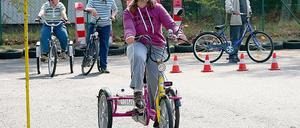 Dreirädrige Velo-Freuden beim ersten Fahrradtraining für Behinderte bei der Verkehrswacht. Gestern wurden die ersten Spezialfahrräder  eine Spende der Stadt  übergeben.
