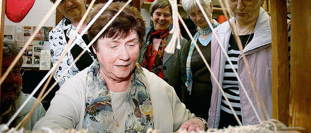 Adelheid Paschke begann 1954 ihre Ausbildung in der Handweberei.