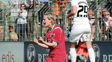 Das 2:0. Mit dem zweiten Tor durch Turbines Mannschaftskapitän Jennifer Zietz (l.) war das Spiel entschieden  Wattenscheids Lena Wermelt musste enttäuscht zusehen.