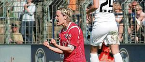 Das 2:0. Mit dem zweiten Tor durch Turbines Mannschaftskapitän Jennifer Zietz (l.) war das Spiel entschieden  Wattenscheids Lena Wermelt musste enttäuscht zusehen.