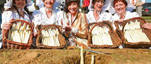 Meisterte gestern mit Bravour ihren ersten offiziellen Termin: Die Spargelkönigin der Saison 2009, Caroline Wegner (Bildmitte).